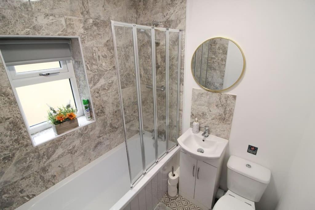 Modern 3 Bed, Contractors Welcome, Bradford 布雷得佛 外观 照片