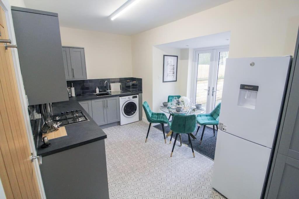Modern 3 Bed, Contractors Welcome, Bradford 布雷得佛 外观 照片