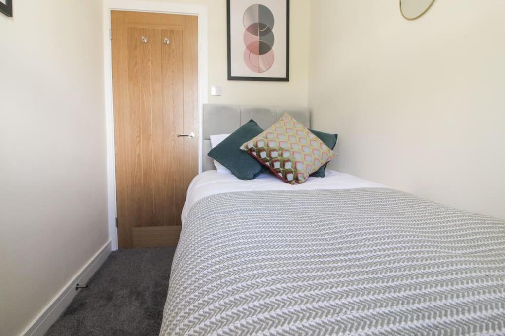 Modern 3 Bed, Contractors Welcome, Bradford 布雷得佛 外观 照片