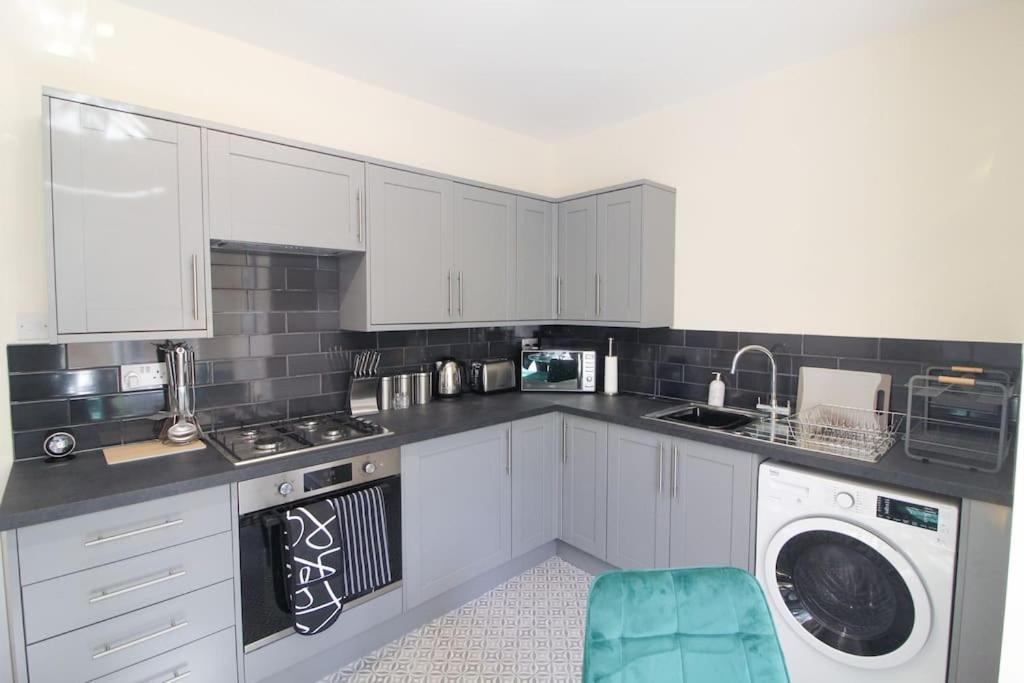 Modern 3 Bed, Contractors Welcome, Bradford 布雷得佛 外观 照片