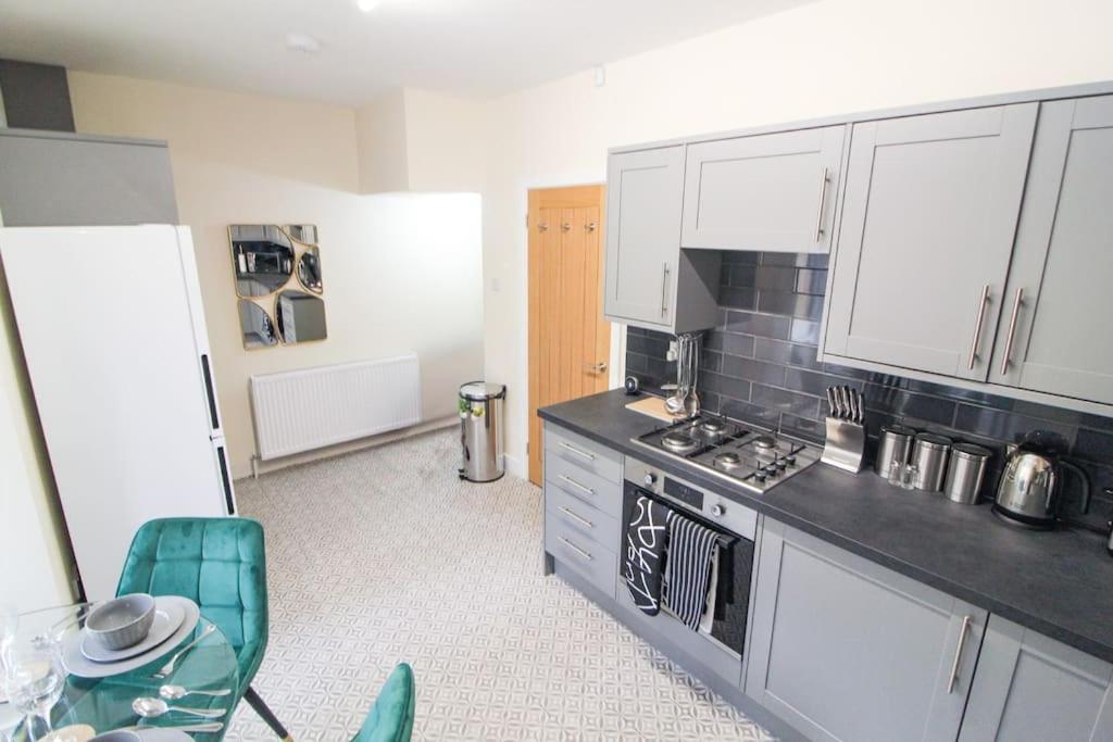 Modern 3 Bed, Contractors Welcome, Bradford 布雷得佛 外观 照片
