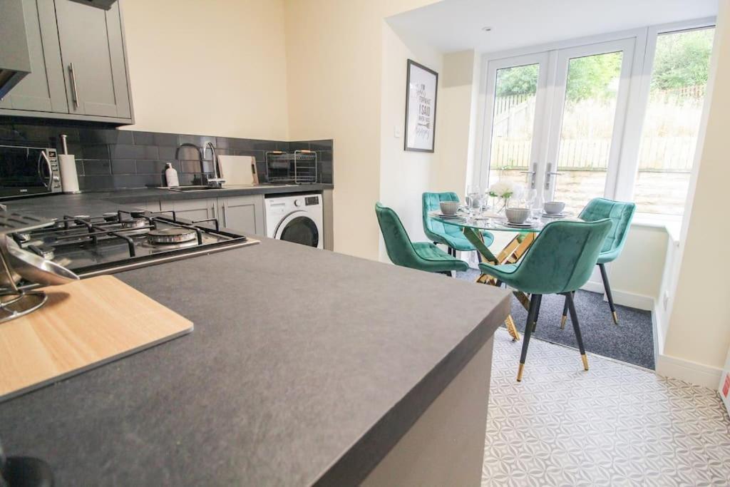 Modern 3 Bed, Contractors Welcome, Bradford 布雷得佛 外观 照片