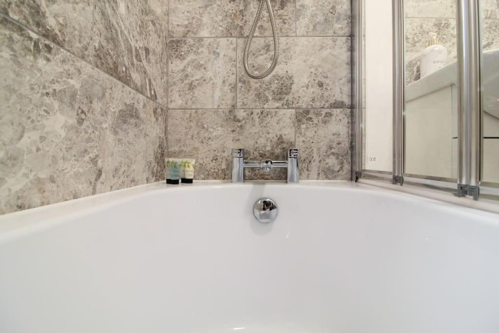 Modern 3 Bed, Contractors Welcome, Bradford 布雷得佛 外观 照片
