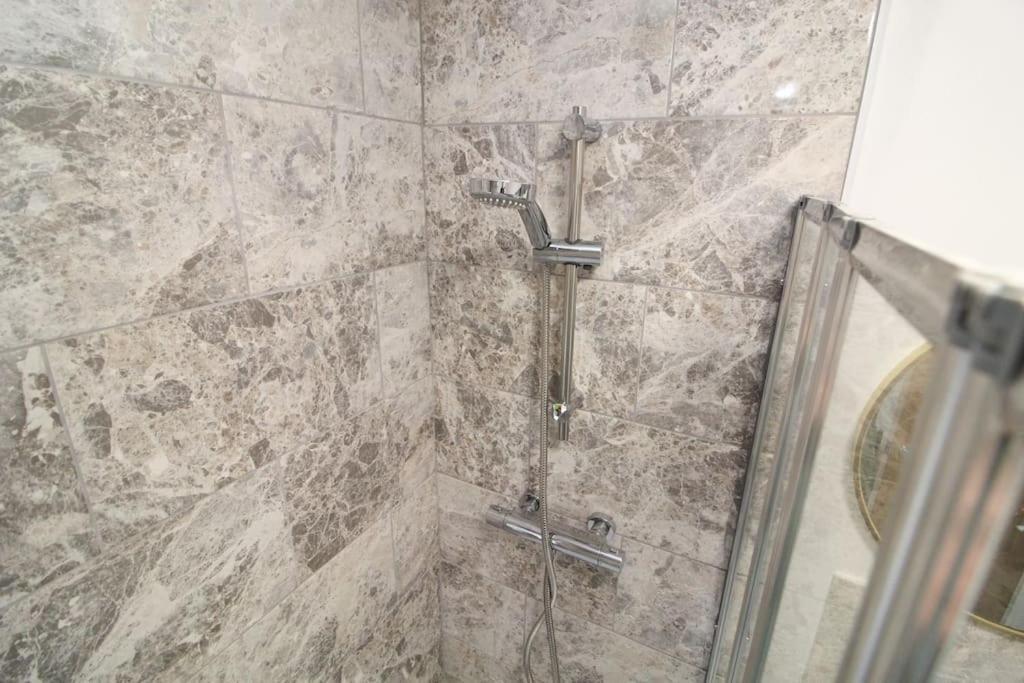 Modern 3 Bed, Contractors Welcome, Bradford 布雷得佛 外观 照片