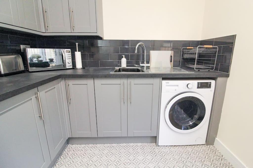 Modern 3 Bed, Contractors Welcome, Bradford 布雷得佛 外观 照片