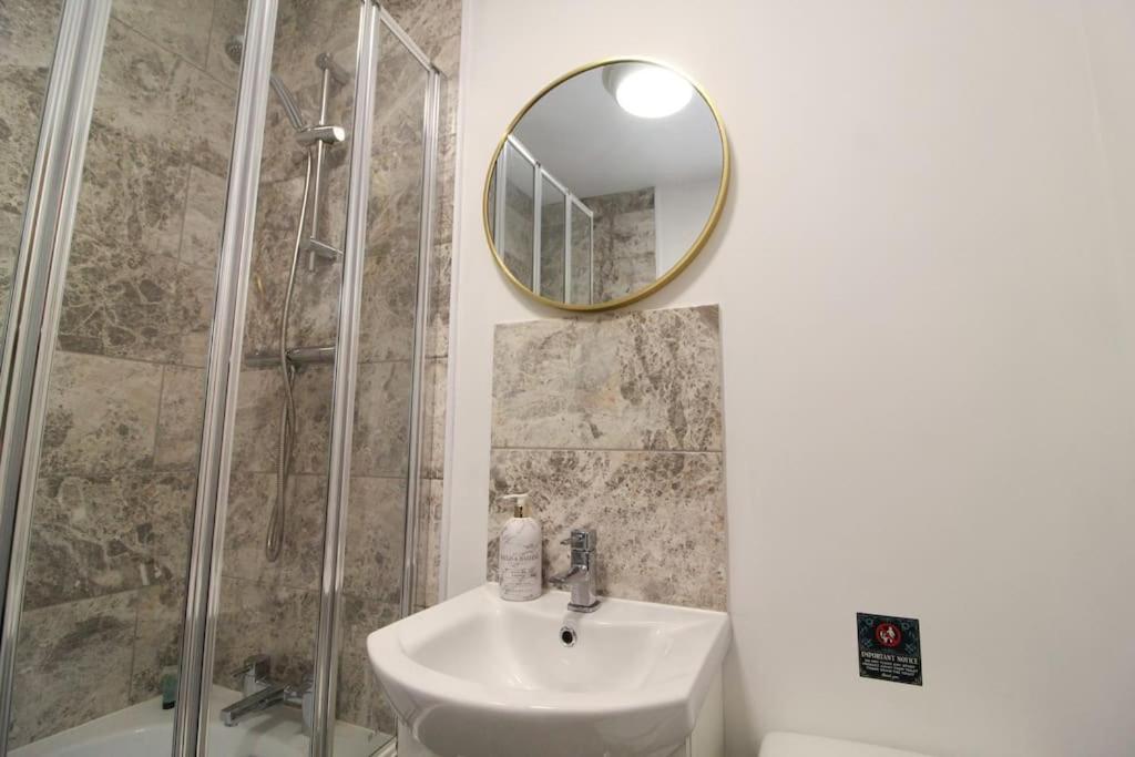 Modern 3 Bed, Contractors Welcome, Bradford 布雷得佛 外观 照片